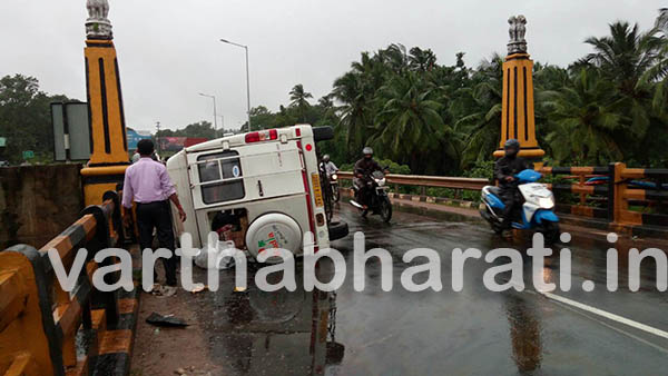 ಟೆಂಪೊ ಪಲ್ಟಿ: ಆರು ಮಂದಿಗೆ ಗಾಯ
